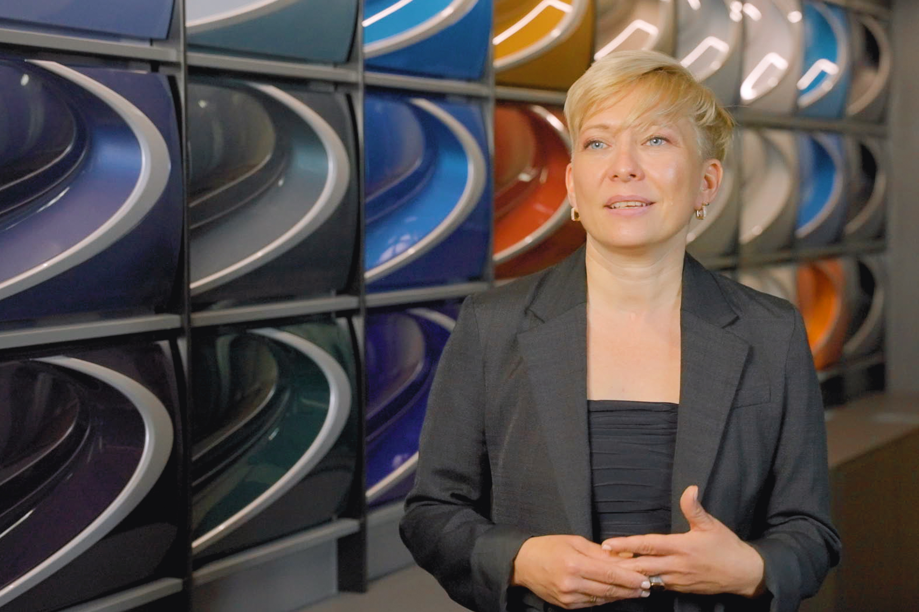 Sabine Consolini, Leiterin CMF bei Bugatti, verrät, wie das Team für Color, Material and Finish (CMF) neu definiert, was Individualisierung für den Tourbillon und für Bugatti selbst bedeutet.